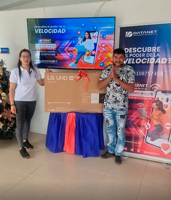 Cliente recibiendo TV 43”